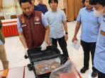 Selundupkan Barang Haram Pakai Kemeja Batik, Kurir Asal Sumut Dibekuk di Bandara SAMS Balikpapan