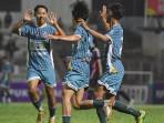 20250916_Tiga-pemain-Tanjung-Laut-Indah-merayakan-gol-perdana-di-Pupuk-Kaltim-Cup-2025.jpg