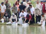 20250921-sebar-ikan-2.jpg<pf>20250928_ikan-papuyu_ikan-sultan-Kalimantan_ketahanan-pangan-IKN_Kaltim.jpg