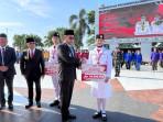 20251001_Penyerahan-apresisasi-kepada-2-paskibraka-nasional-yang-mewakili-Kalimantan-Timur.jpg