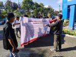 20251002_Aliansi-Pemuda-Penegak-Keadilan-Kaltimr-menggelar-aksi-tindak-rokok-ilegal-di-Bea-Cukai.jpg