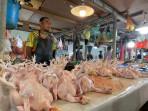 20251004_Rudi-Penjual-Ayam-Ras-di-Pasar-Klandasan-menyebut-harga-ayam-alami-kenaikan.jpg