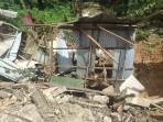 20251005_Kondisi-rumah-di-Desa-Labangka-PPU-pasca-terdampak-longsor.jpg