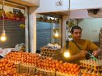 20251008_-Muhammad-Hasan-Pedagang-telur-ayam-di-Pasar-Klandasan-menyebut-harga-telur-naik.jpg