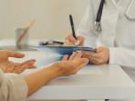 20251009_Pasien-Konsultasi-dengan-Dokter.jpg