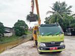 202510121_menggangkut-sidemantasi-di-parit.jpg