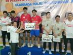 20251013_Ketua-Harian-PBSI-kota-Balikpapan-Sugianto-menyerahkan-hadiah-Walikota-Cup-2025.jpg