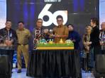 20251014_Direktur-Utama-Bankaltimtara-Muhammad-Yamin-menyerahkan-potongan-tumpeng.jpg