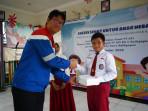 Pertamina Balikpapan dan PWP Bagikan 610 Paket Makanan Bergizi di SDN 019 Balikpapan Barat