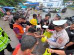 Satlantas Polresta Balikpapan dan HDCI Gelar Jumat Berkah dengan Bagi Makanan ke Warga