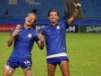20251027_Dua-samurai-biru-Persiba-Balikpapan-Takumu-Nishihara-dan-Kodai-Nagashima.jpg