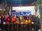 20251027_Sekretaris-Dispoparekraf-Bontang-Rita-Atin-pelatihan-tas-rajut.jpg