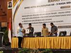 20251027_Wakil-Walikota-Balikpapan-menerima-dokumen-pandangan-Fraksi-Partai-Gerindra.jpg