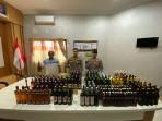 20251120_Polsek-Kongbeng-menyita-ratusan-botol-miras-ilegal-di-Kutai-Timur.jpg