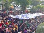 20260421_Ratusan-Demonstran-Konvoi-Sambil-Berorasi-di-Depan-Kantor-Gubernur-Kaltim.jpg