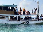 6072025-Bupati-Kutim-Ardiansyah-Sulaiman-saat-menikmati-Kapal-Wisata-di-Pulau-Miang.jpg