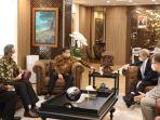 Airlangga-Hartarto-saat-bertemu-dengan-President-Boeing-International.jpg