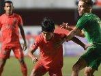 Aksi-pemain-Borneo-FC-saat-berlaga-di-semifinal-leg-1.jpg