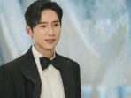 Aktor-Park-Sung-hoon-berperan-sebagai-Yoon-Eun-seong-dari-serial-tvN-Queen-of-Tears.jpg