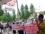 Aliansi-Peduli-Guru-Samarinda-Penuhi-Halaman-Kantor-DPRD-Samarinda.jpg