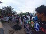 Aliansi-Pemuda-Anti-Tambang-Balikpapan-melakukan-unjuk-rasa-di-depan-gudang-Intipratama-Group.jpg