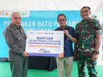 Bantuan-rumah-layak-huni-yang-diserahkan-Direktur-Keuangan-dan-Umum-PKT.jpg