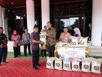 Bulog-kaltimtara-bagi-beras.jpg