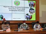 Bupati-FX-Yapan-didampingi-Kapolres-Kubar-memimpin-rapat.jpg
