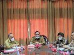 Bupati-FX-Yapan-rapat-terbatas-bersama-Forkopimda-di-Ruang-Rapat-Eksekutif.jpg