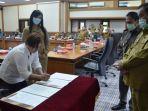 Bupati-Kubar-FX-Yapan-kanan-menyaksikan-penandatanganan-kerja-sama.jpg