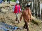 Bupati-Kukar-Edi-Damansyah-saat-meninjau-ruas-jalan-longsor-di-Dusun-Margasari.jpg