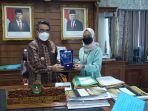 Bupati-Kutim-Ardiansyah-Sulaiman-menerima-penghargaan-kategori-Kepala-Daerah.jpg