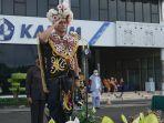 Direktur-Utama-PKT-Rahmad-Pribadi-di-halaman-kantor-pusat-PKT.jpg