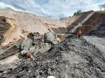 Dua-excavator-yang-tertimbun-longsoran-di-lokasi-pertambangan-batu-bara.jpg