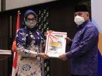 Gubernur-Isran-Noor-saat-menyerahkan-DIPA-dan-Daftar-Alokasi-TKDD-2022.jpg