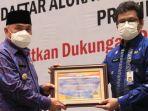 Gubernur-Kaltim-H-Isran-Noor-saat-menyerahkan-penghargaan-opini-WTP.jpg