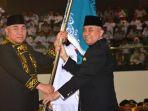 Gubernur-Kaltim-Isran-Noor-kiri-menyerahkan-Panji-Keberhasilan-Pembangunan-ke-kUbar.jpg