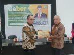 Gubernur-Kaltim-Isran-Noor-menyerahkan-bantuan-dari-IKA-Unmul.jpg