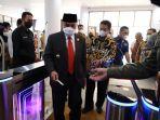 Gubernur-Kaltim-Isran-Noor-saat-beraea-diruang-terbuka-tetap-menggunakan-maske.jpg