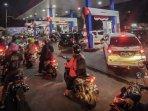 Isu-Harga-BBM-Naik-1-September-2022-Warga-Ramai-Antre-Penjelasan-DPR-soal-Kenaikan-Harga-BBM.jpg