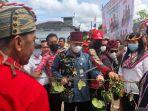 Kepala-Badan-Keuangan-Dan-Aset-Daerah-Sahadi-membuka-Festival-Tanjung-Isuy.jpg