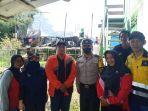 Lurah-Teluk-Lerong-Ilir-Dimas-Kamaswara-jaket-orange-didamping-staf-dan-TNI.jpg