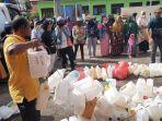 Masyarakat-yang-mengantri-untuk-mendapat-minyak-goreng-curah.jpg