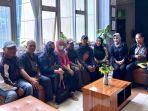Mediasi-para-pekerja-Teras-Samarinda-yang-tak-diupah-kontraktor-di-Disnaker-Samarinda.jpg