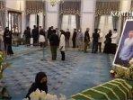 Nabila-Ishma-Melayat-di-Gedung-Pakuan-Kekasih-Eril-Bersimpuh-di-Depan-Jenazah-Anak-Ridwan-Kamil.jpg