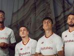 Pemain-AS-Roma-mengenakan-jersey-tandang-baru.jpg