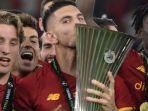Pemain-AS-Roma-merayakan-kemenangan-angkat-trofi-Liga-Konferensi-Eropa-usai-taklukkan-Feyenoord.jpg