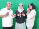 Pemerhati-UMKM-Kota-Balikpapan-Okki-Noviansyah-bersama-pemilik-UMKM-Raih-Rejeki-Mariyani.jpg