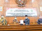 Penyerahan-nota-penjelasan-Raperda-pertanggungjawaban-pelaksanaan-APBD-Kabupaten-Kutim.jpg