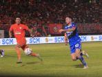 Penyerang-Persib-Marc-Klok-diadang-Bek-Borneo-FC-Silverio.jpg<pf>Gelandang-Borneo-FC-Adam-Alis-dibayangi-Gelandang-Persib-Levy-Madinda.jpg<pf>Pemain-Persib-Nick-Quipers-dikerubuti-Pemain-Borneo-FC.jpg<pf>Striker-Persib-Ciro-Alves-dijaga-Gelandang-Borneo-FC-Adam-Alis.jpg<pf>Bek-Persib-Rezaldi-Hehanusa-diadang-Fajar-Fathurrahman.jpg<pf>Gelandang-Persib-Bekham-Putra-dibayangi-Fajar-Fathurrahman.jpg<pf>Ezra-Walian-Selebrasi-Tendangannya-Bobol-Gawang-Borneo-FC.jpg<pf>Bek-Borneo-FC-Leo-Guntara-Leo-Lel